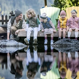 Kinderhotel: Unser Badeteich mit Floß - Alpin Family Resort Seetal