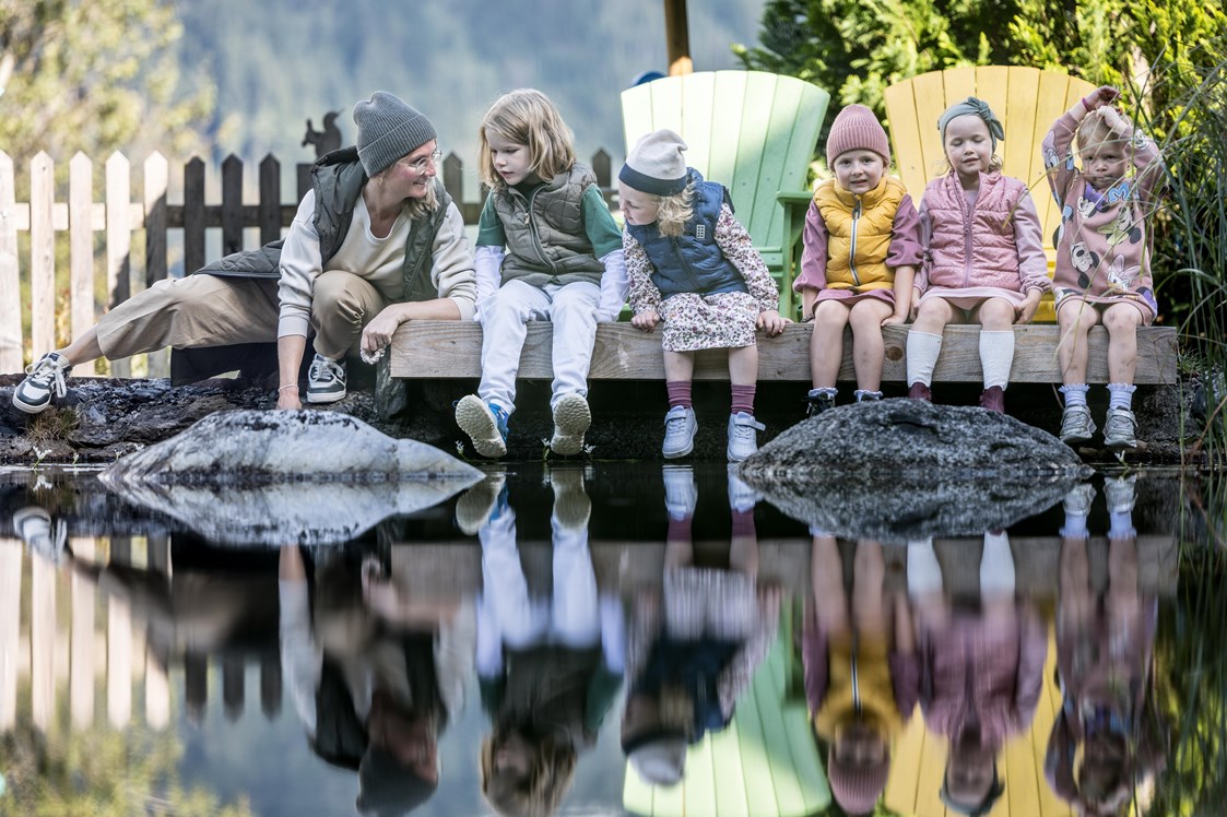 Kinderhotel: Unser Badeteich mit Floß - Alpin Family Resort Seetal