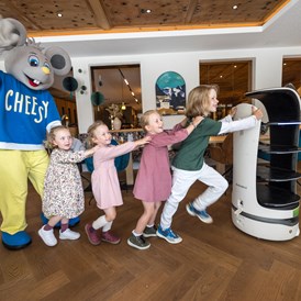 Kinderhotel: Highlight im Restaurant: unser Service Roboter Cheesy CAT  - Alpin Family Resort Seetal
