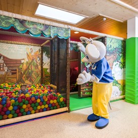 Kinderhotel: Softplay Anlage mit Bällebad - Alpin Family Resort Seetal