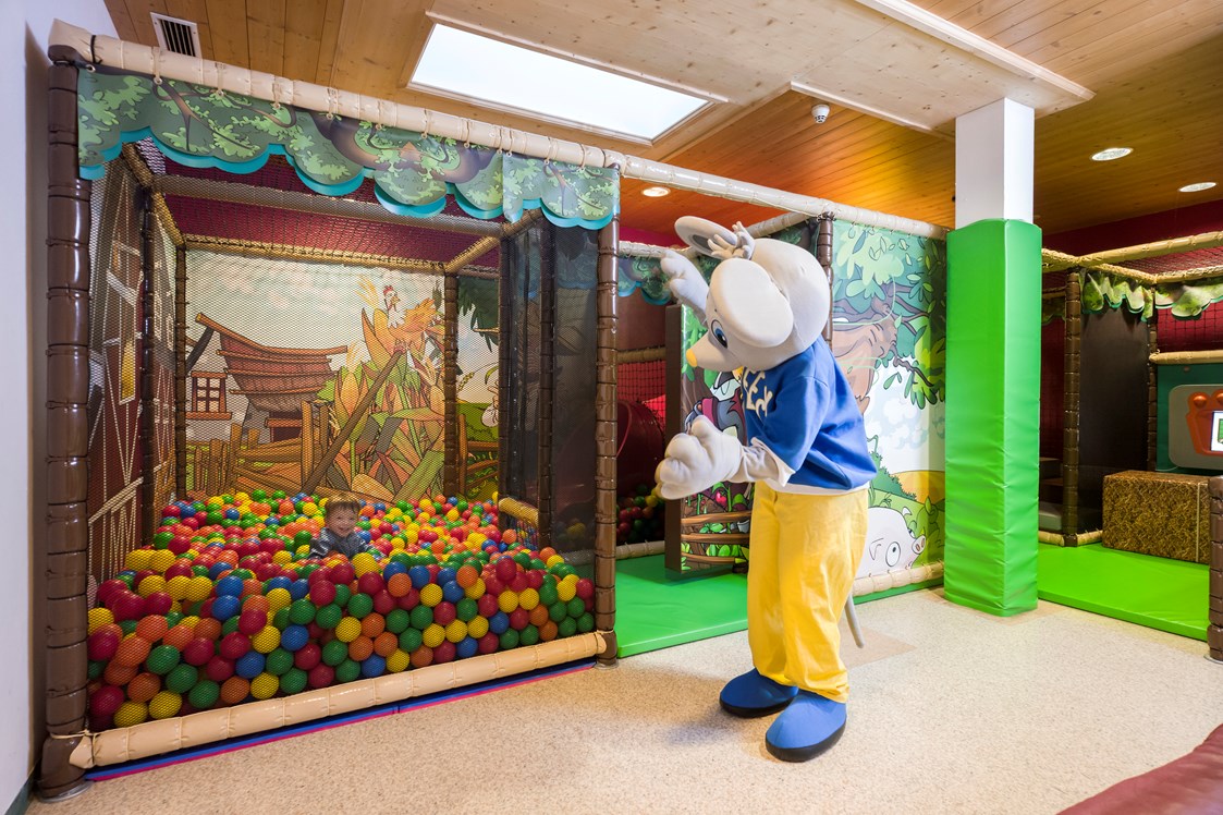 Kinderhotel: Softplay Anlage mit Bällebad - Alpin Family Resort Seetal