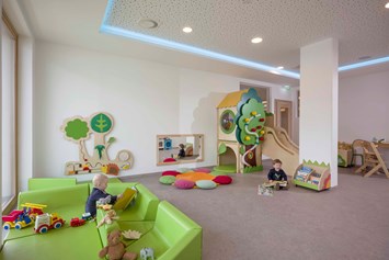 Kinderhotel: NEU 400m² BABYCLUB mit Babybetreuung - Alpin Family Resort Seetal