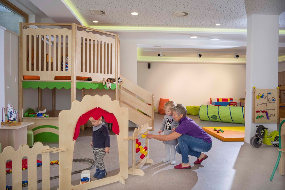 Kinderhotel: 400m² Kinderclub mit noch mehr Betreuungszeiten - Alpin Family Resort Seetal