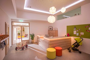 Kinderhotel: NEU 400m² Kinderclub Rezeption - Alpin Family Resort Seetal