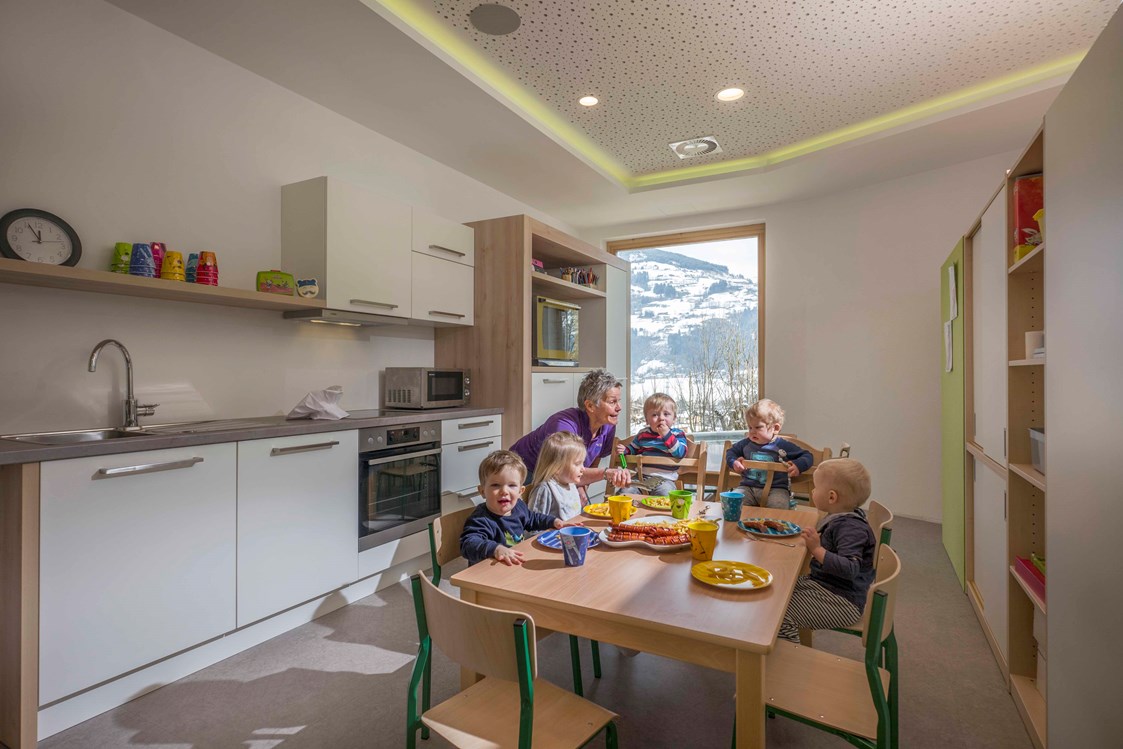 Kinderhotel: NEU 400m² KINDERCLUB mit gemeinsamen Mittagessen, Pizza backen... - Alpin Family Resort Seetal