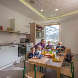 Kinderhotel: NEU 400m² KINDERCLUB mit gemeinsamen Mittagessen, Pizza backen... - Alpin Family Resort Seetal