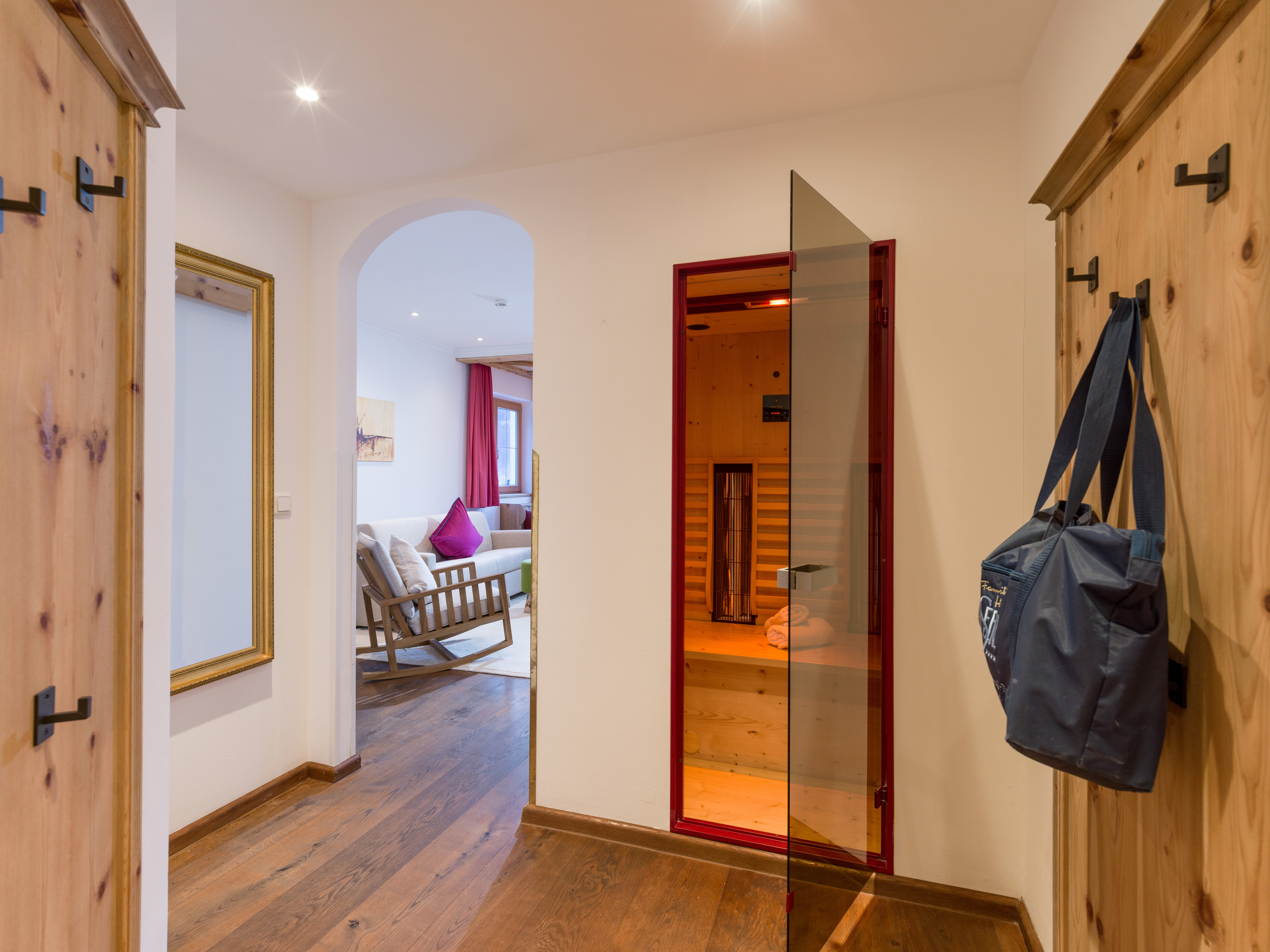 Kinderhotel: Die traumhafte Suite "Talblick" mit Privat SPA Infrarotkabine - Alpin Family Resort Seetal - Wohnen | Schlafen