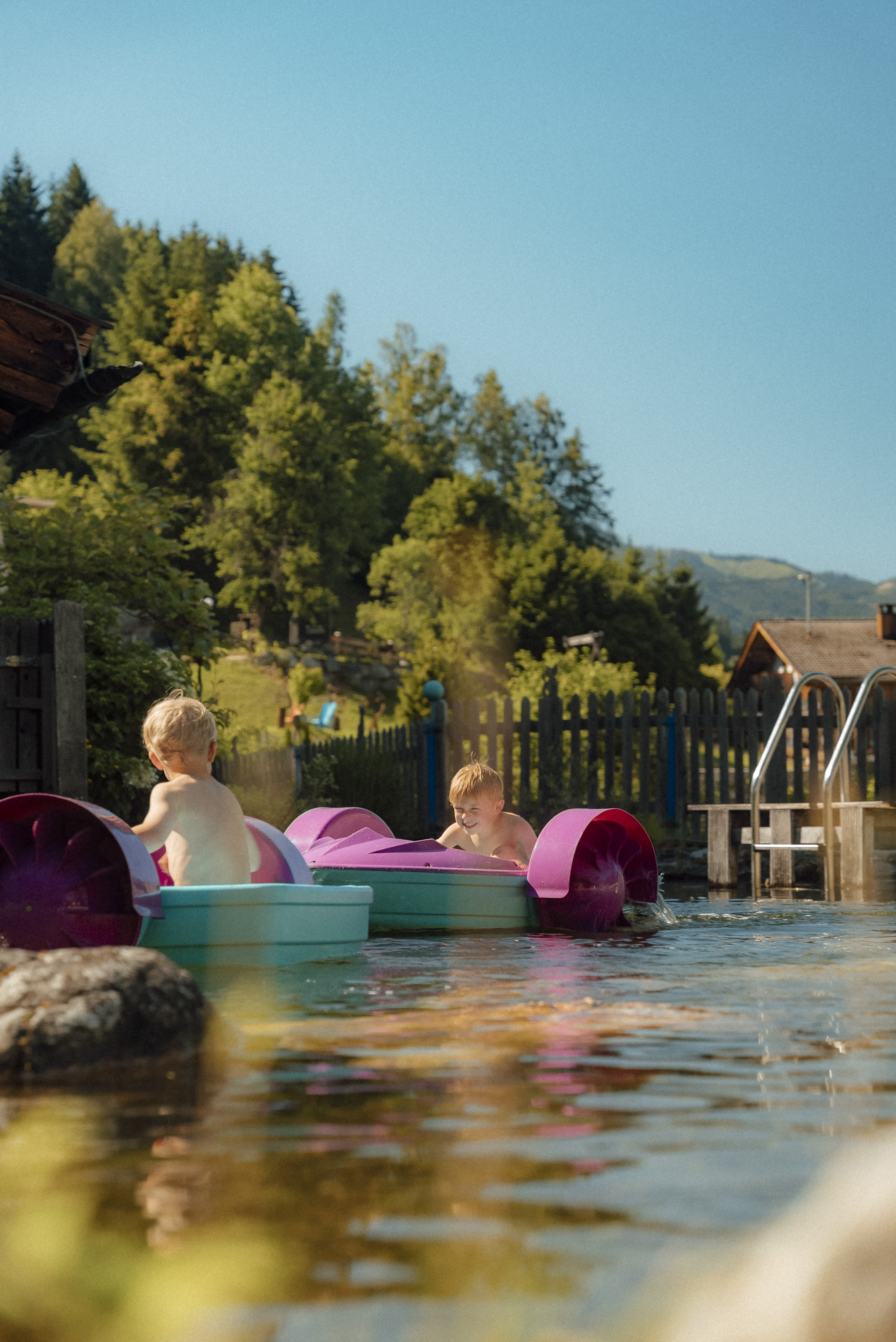 Kinderhotel: Naturbadeteich mit Tretbooten - Alpin Family Resort Seetal