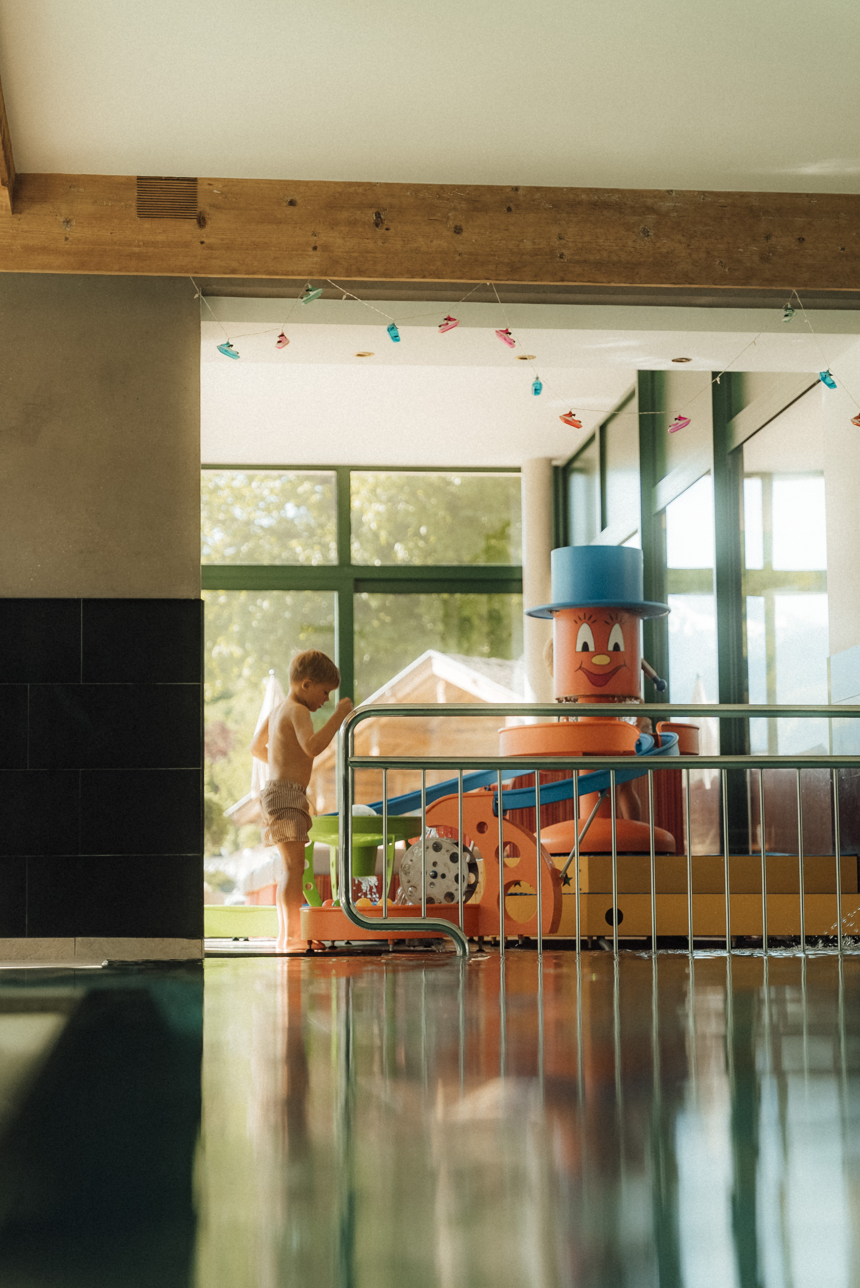 Kinderhotel: Indoor Infinitypool mit Clown  - Alpin Family Resort Seetal