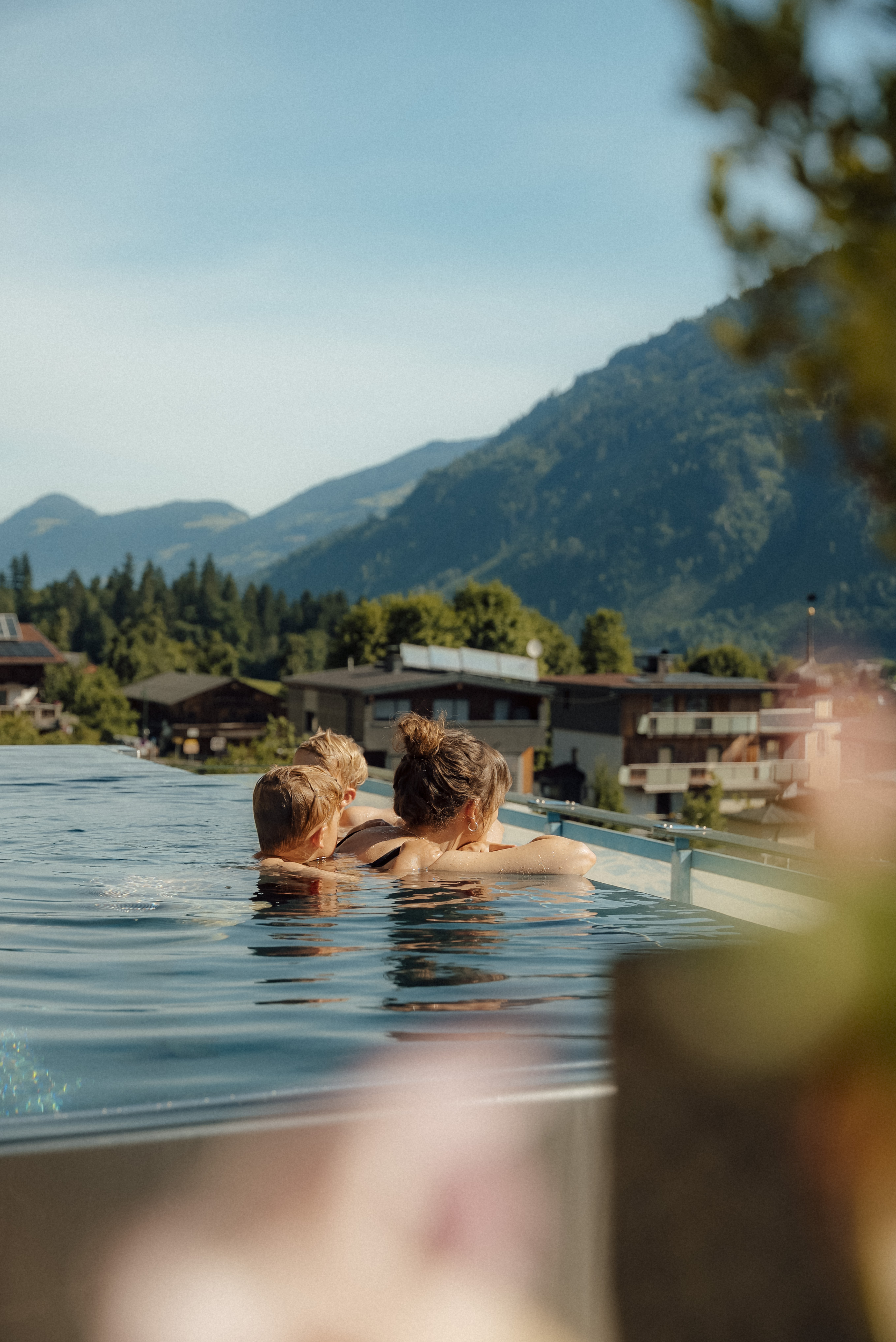 Familienhotel - Neustift im Stubaital - Infinitypool mit Aussicht über Kaltenbach - Alpin Family Resort Seetal