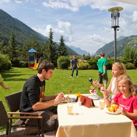 Kinderhotel: Garten vor dem Hotel mit Spielplatz - Hotel Mozart-Vital