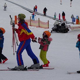 Kinderhotel: Die Skischule mit Skikindergarten in 5 Minuten zu Fuß vom Hotel - Skishuttle gratis. - Aktiv Hotel Veronika ****