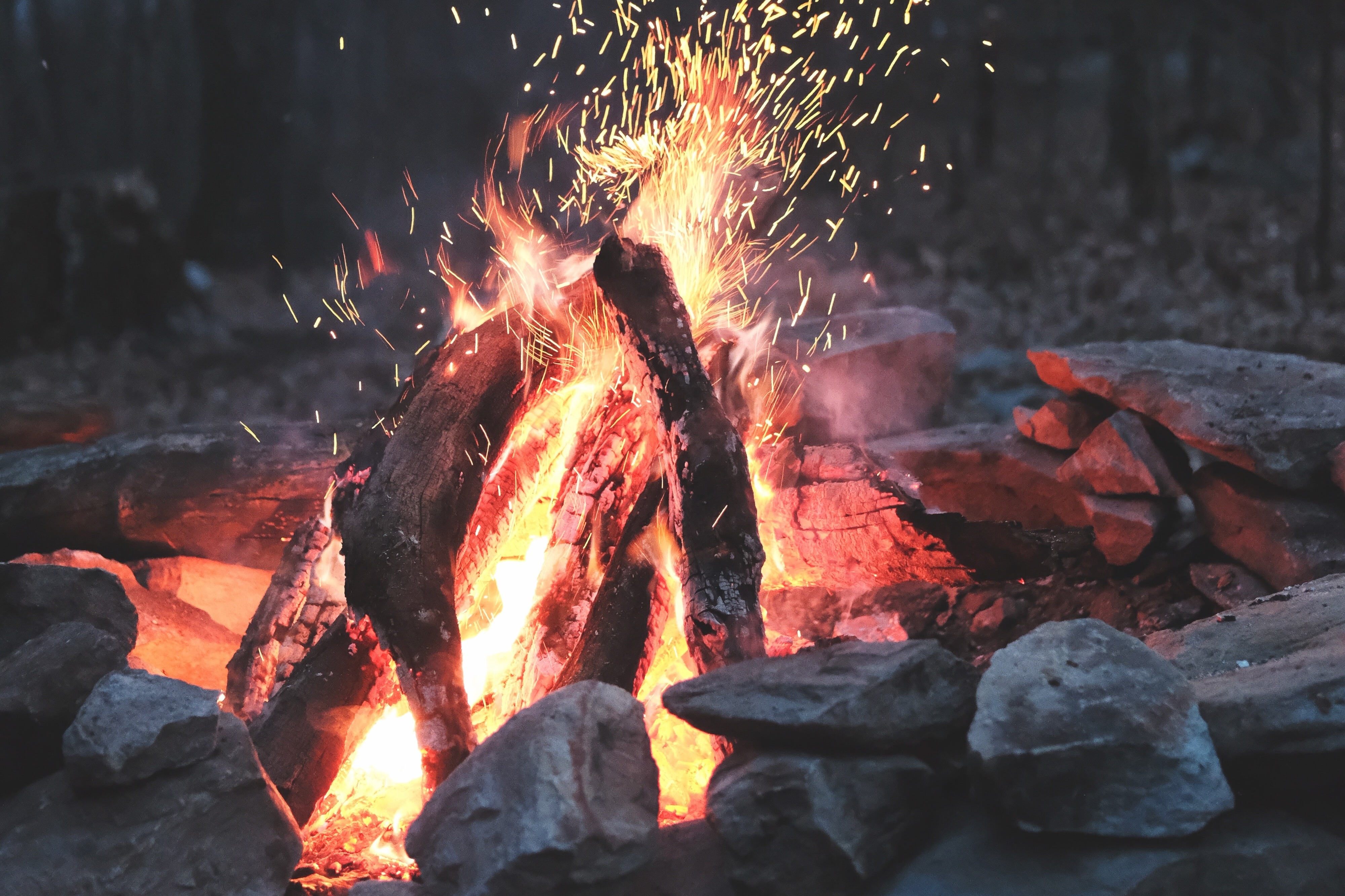 Tschuggen Grand Hotel Ausflugsziele Winterspaziergang mit Lagerfeuer