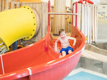 Kinderhotel: Wasserrutschen im Zugspitz Resort - Zugspitz Resort 4*S