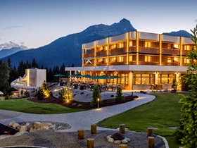 Kinderhotel: Ansicht bei Dämmerung - Zugspitz Resort 4*S