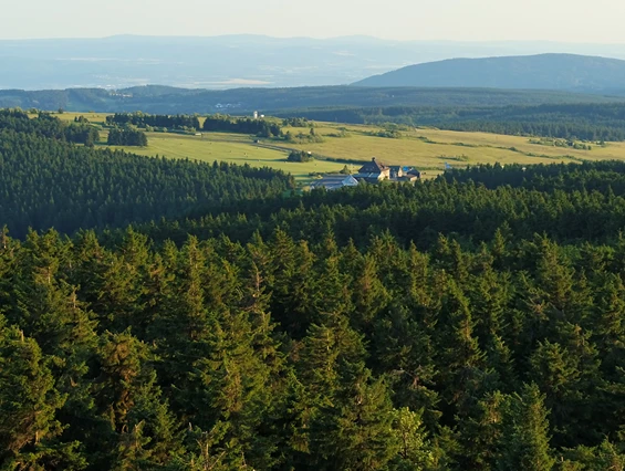 Kinderhotel: Ausblick vom Kurort Oberwiesenthal auf das Erzgebirge - AHORN Hotel Am Fichtelberg