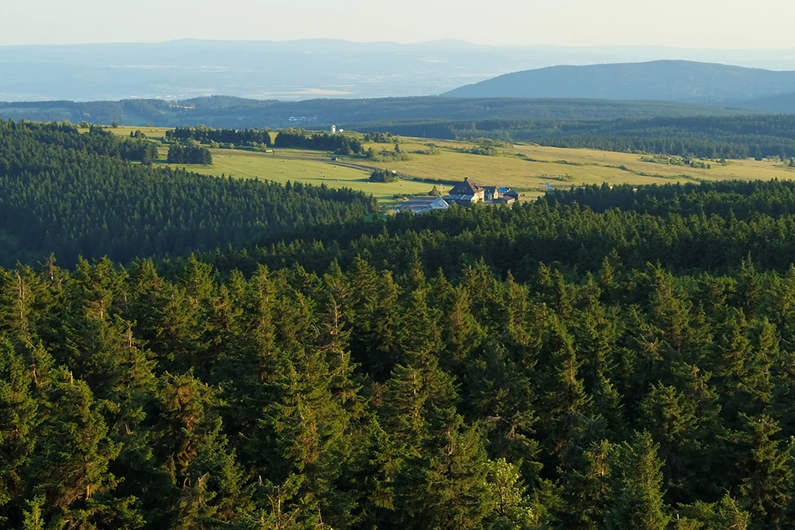 Kinderhotel: Ausblick vom Kurort Oberwiesenthal auf das Erzgebirge - AHORN Hotel Am Fichtelberg