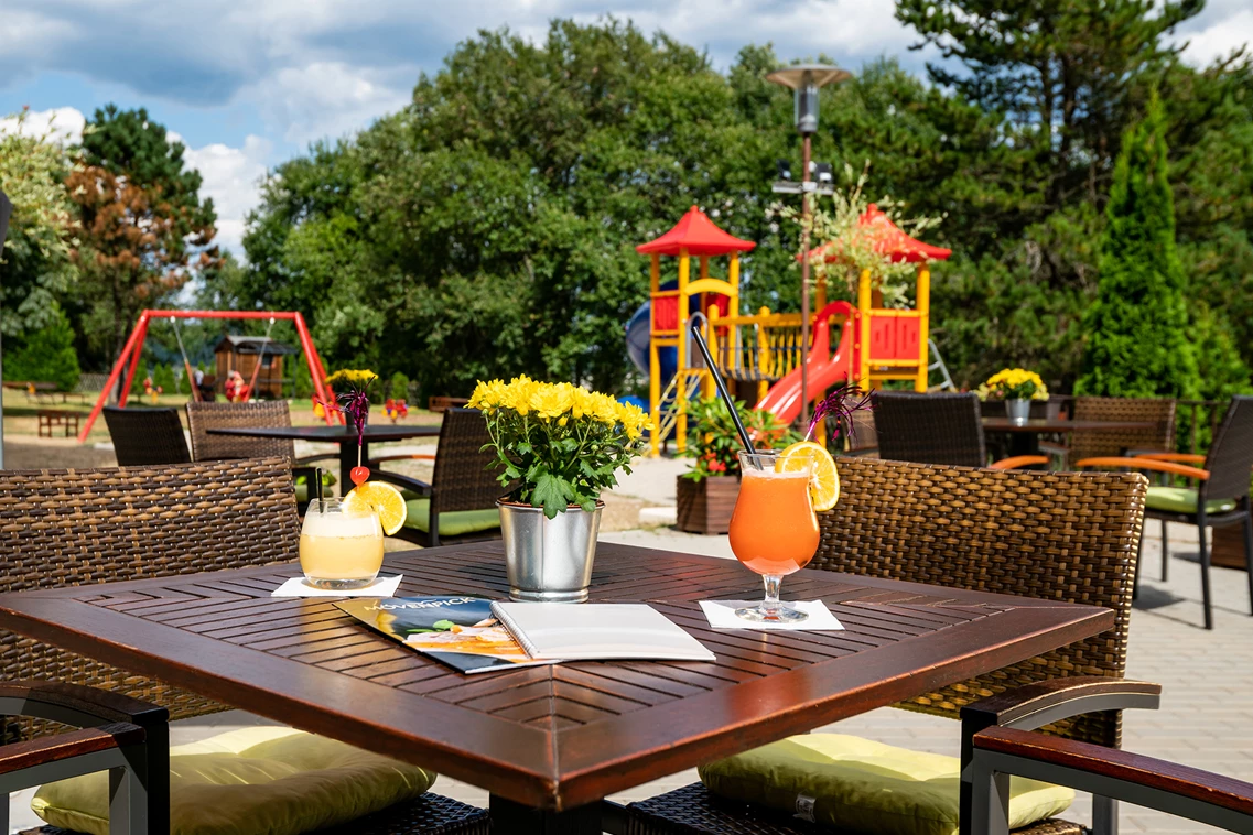 Kinderhotel: Terrasse am Spielplatz - AHORN Hotel Am Fichtelberg