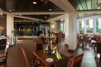 Kinderhotel: Panoramarestaurant in der 12. Etage des Hotels mit fantastischem Ausblick - AHORN Seehotel Templin