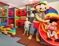 Kinderhotel: YOKI AHORN Kinderspielwelt innen - AHORN Seehotel Templin