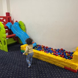 Kinderhotel: Kinderspielraum: Rutsche für kleine Kinder - AHORN Seehotel Templin