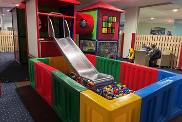 Kinderhotel: Kinderspielraum: Rutsche für große Kinder - AHORN Seehotel Templin