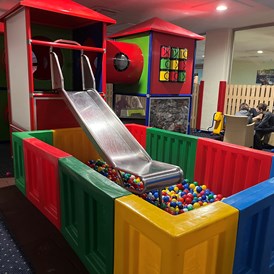 Kinderhotel: Kinderspielraum: Rutsche für große Kinder - AHORN Seehotel Templin