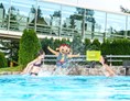 Kinderhotel: Spaß mit YOKI AHORN im Außen-Pool - AHORN Waldhotel Altenberg