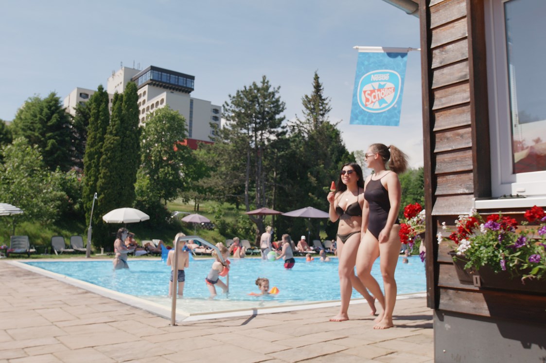 Kinderhotel: Saisonaler Außen-Pool mit Liegewiese und Café - AHORN Berghotel Friedrichroda