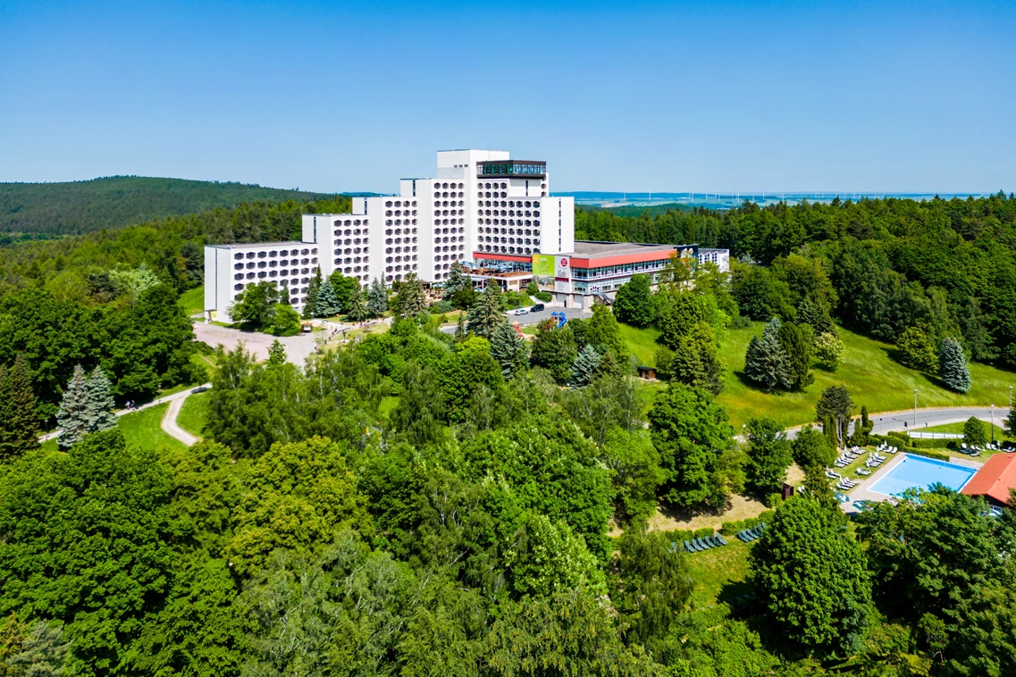 Kinderhotel: Idyllische Lage auf dem Reinhardsberg - AHORN Berghotel Friedrichroda