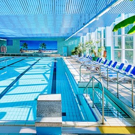 Kinderhotel: Thüringens größter hoteleigener Innen-Pool (25x10m) mit extra Kinderbecken und morgendlicher Aqua-Gymnastik - AHORN Berghotel Friedrichroda