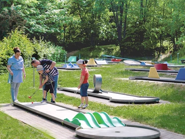 Kinderhotel: 18-Loch-Minigolfturnieranlage auf dem weitläufigen Außengelände - AHORN Berghotel Friedrichroda