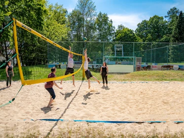 Kinderhotel: Beachvolleyballfeld, auch Basketball und Boccia sowie Fußball möglich - AHORN Berghotel Friedrichroda