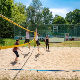 Kinderhotel: Beachvolleyballfeld, auch Basketball und Boccia sowie Fußball möglich - AHORN Berghotel Friedrichroda