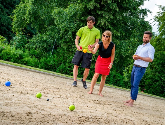 Kinderhotel: Familienspaß beim Boccia - AHORN Berghotel Friedrichroda