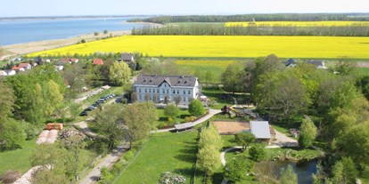 Familienhotel - Ostsee - Gut Nisdorf an der Boddenküste mit Paddock, Pferdeweide und Spielplatz - Bio Kinder- & Familienhotel Gut Nisdorf