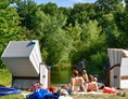 Kinderhotel: Baden und Planschen am Schwimmteich - Bio Kinder- & Familienhotel Gut Nisdorf