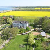Familienhotel: Gut Nisdorf an der Boddenküste mit Paddock, Pferdeweide und Spielplatz - Gut Nisdorf - Bio Urlaub an der Ostsee