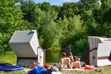 Kinderhotel: Baden und Planschen am Schwimmteich - Gut Nisdorf - Bio Urlaub an der Ostsee