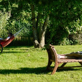 Kinderhotel: Entspannte Eltern im Garten - Gut Nisdorf - Bio Urlaub an der Ostsee