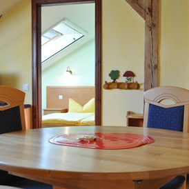 Kinderhotel: Im 2-Zimmer Apartment Blick vom Wohnzimmer ins Schlafzimmer - Gut Nisdorf - Bio Urlaub an der Ostsee