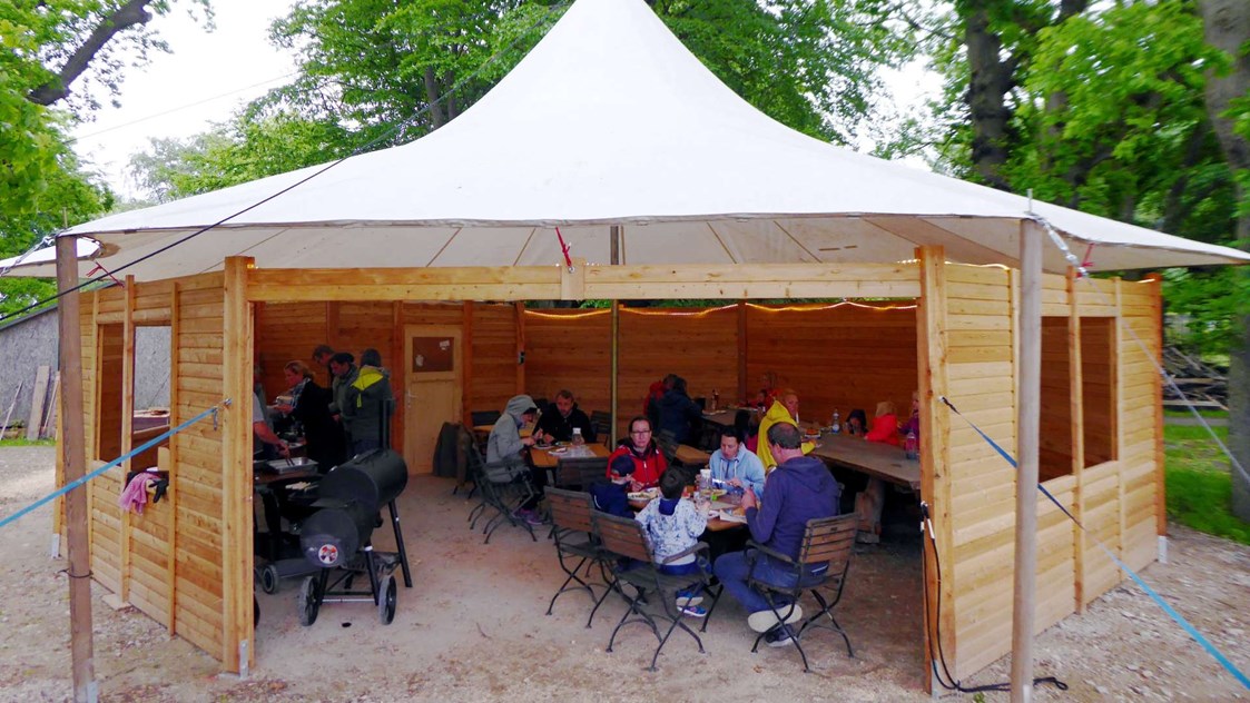Kinderhotel: Gemeinsames Grillen im Zelt - Gut Nisdorf - Bio Urlaub an der Ostsee