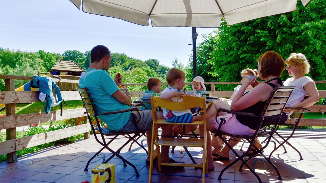 Kinderhotel: Kaffeetrinken auf der Terrasse - Gut Nisdorf - Bio Urlaub an der Ostsee