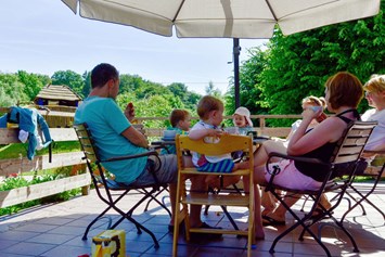 Kinderhotel: Kaffeetrinken auf der Terrasse - Gut Nisdorf - Bio Urlaub an der Ostsee