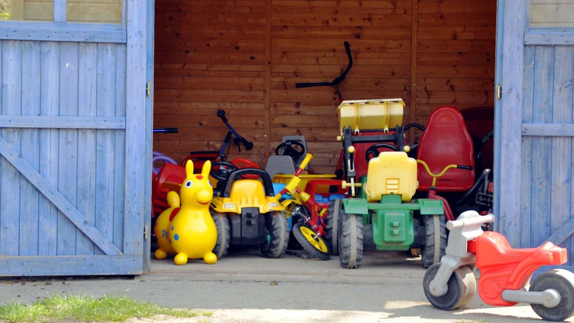 Kinderhotel: Viele Spielsachen stehen zur freien Verfügung - Gut Nisdorf - Bio Urlaub an der Ostsee