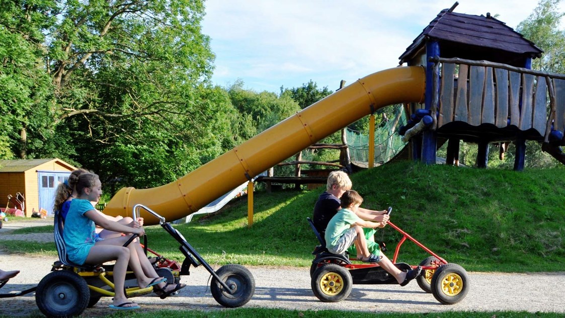 Kinderhotel: Die Kettcars sind sehr beliebt - Gut Nisdorf - Bio Urlaub an der Ostsee