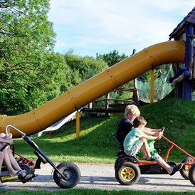 Kinderhotel: Die Kettcars sind sehr beliebt - Gut Nisdorf - Bio Urlaub an der Ostsee