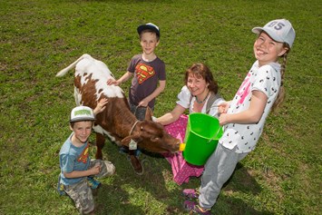 Kinderhotel: Bauernhoftag beim cool Kids Fun Programm - Familien- und Sportresort Alpenblick