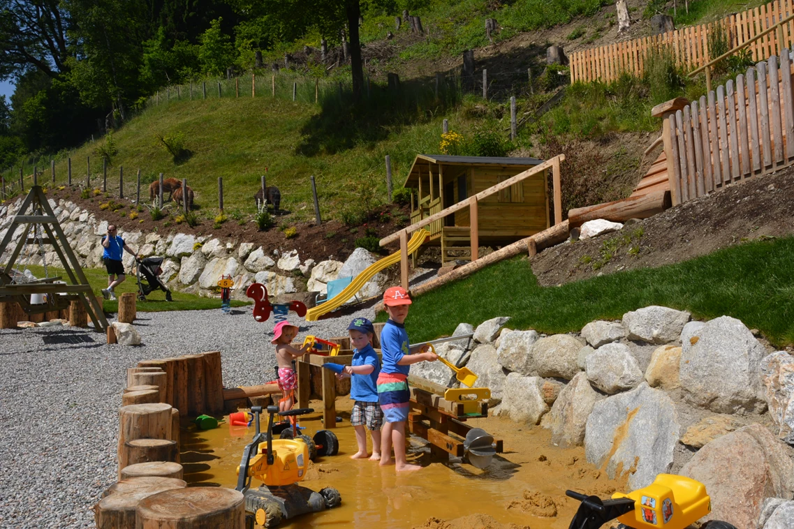 Kinderhotel: Sand Matsch Anlage - Familien- und Sportresort Alpenblick