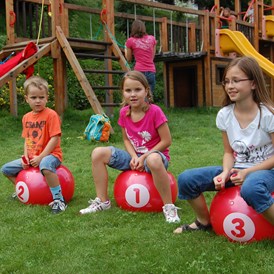 Kinderhotel: Spielplatz im Garten - Familien- und Sportresort Alpenblick